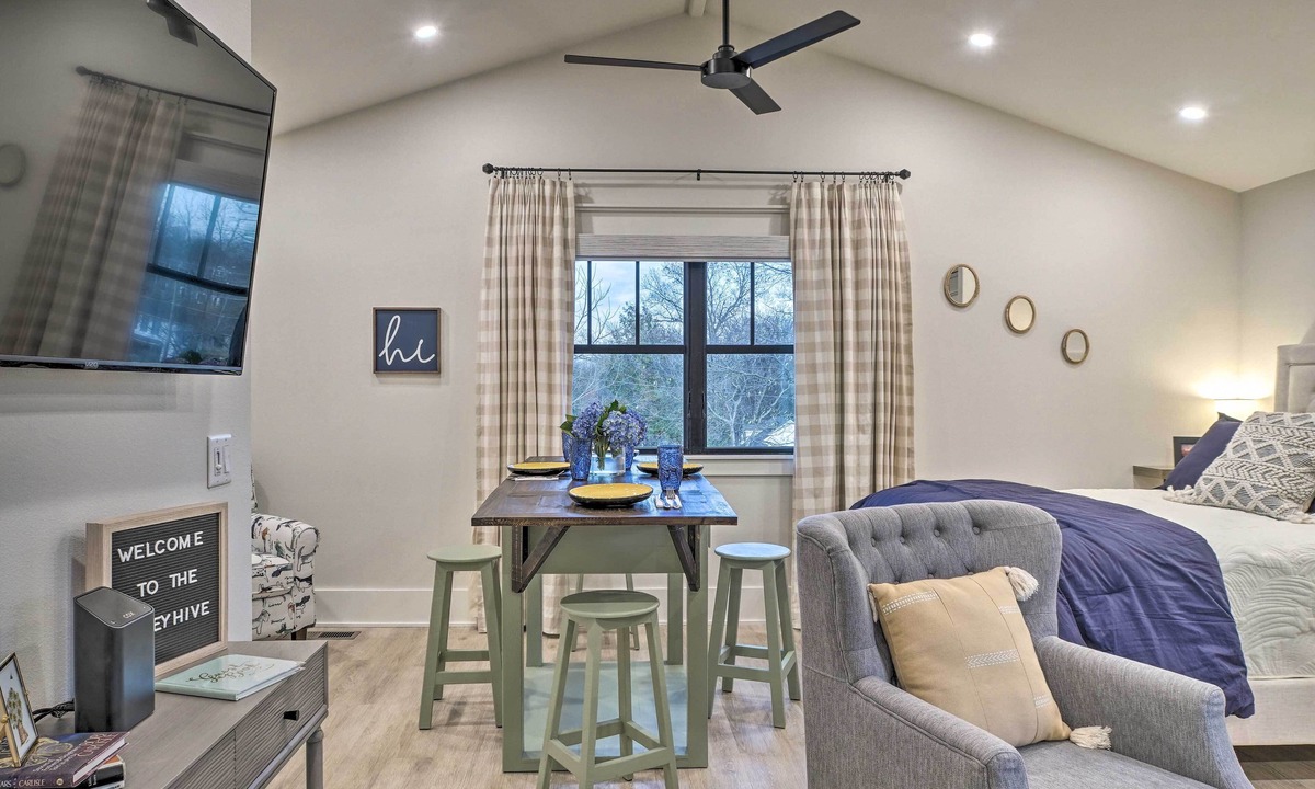 Downtown Apartment | Airy Bentonville Studio < 1 Mile to City Square!