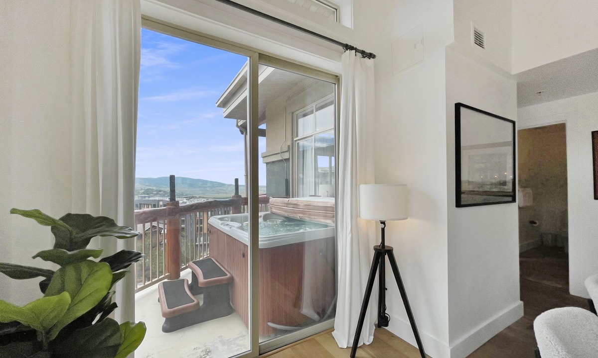 Park City Condo | Luxury Penthouse Retreat Hot Tub Views Perfect for Longer Park City Stays