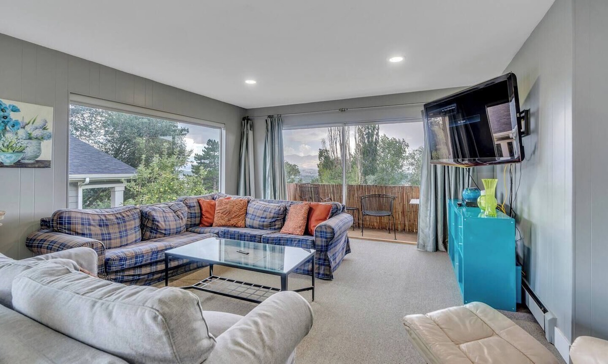 Capitol Hill Apartment | This duplex is a 8 bedroom(s), 4 bathrooms, located in Salt Lake City, UT.