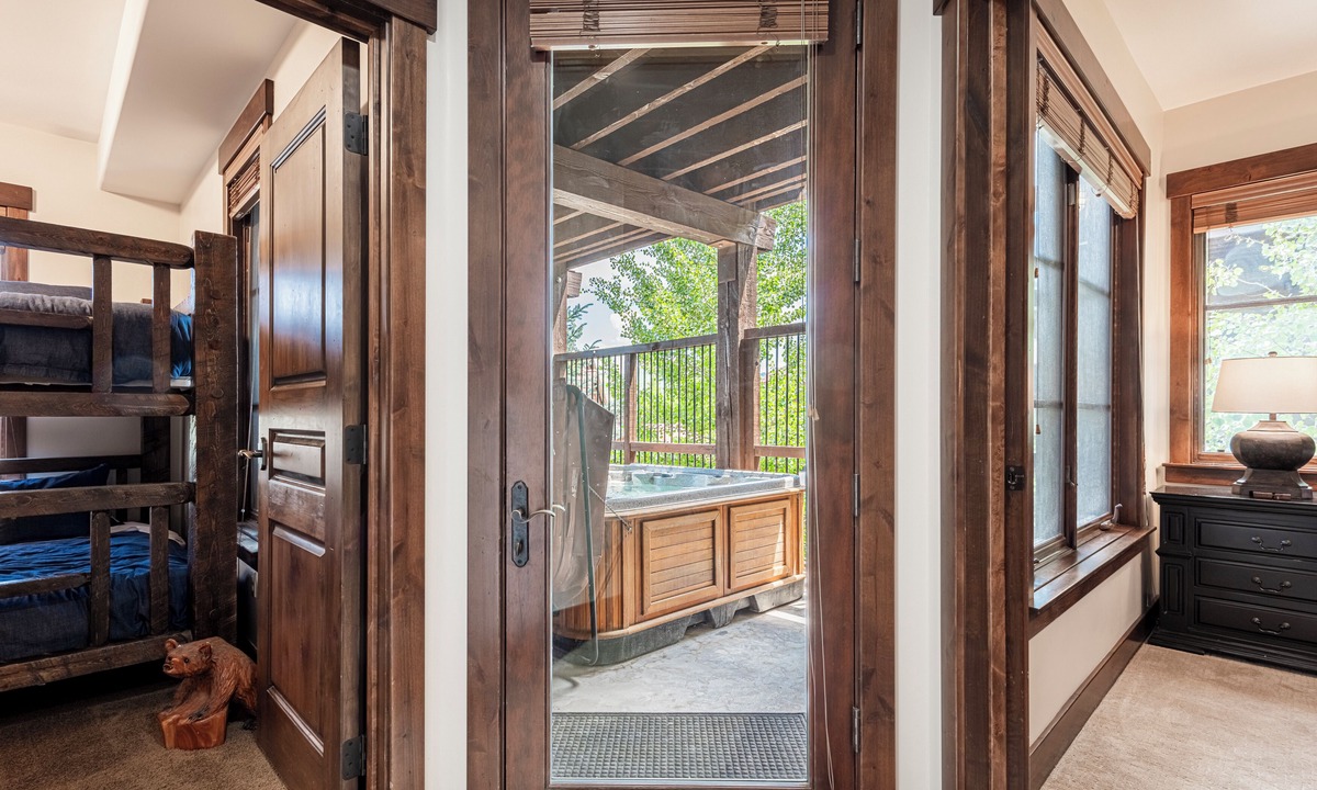 North Park City Condo | Park City Silver Star Community - Private Hot Tub, Club House & Year-Round Recreation! Ski In- Out !