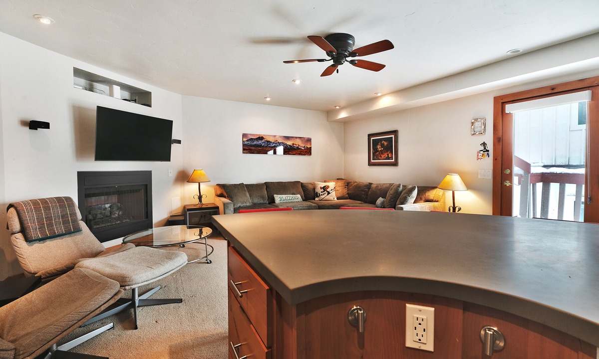 Downtown Park City Condo | Bettina - Main Street Ski in n' Out One Bedroom with Outdoor Hot Tub