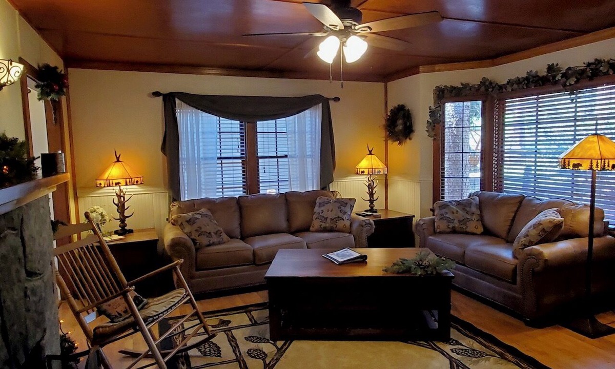 Green Mountain Falls House | 2BR 1.5bath sleep 6 Hottub and WIFI, Pet friendly, non-smoking, Winter Mo disc