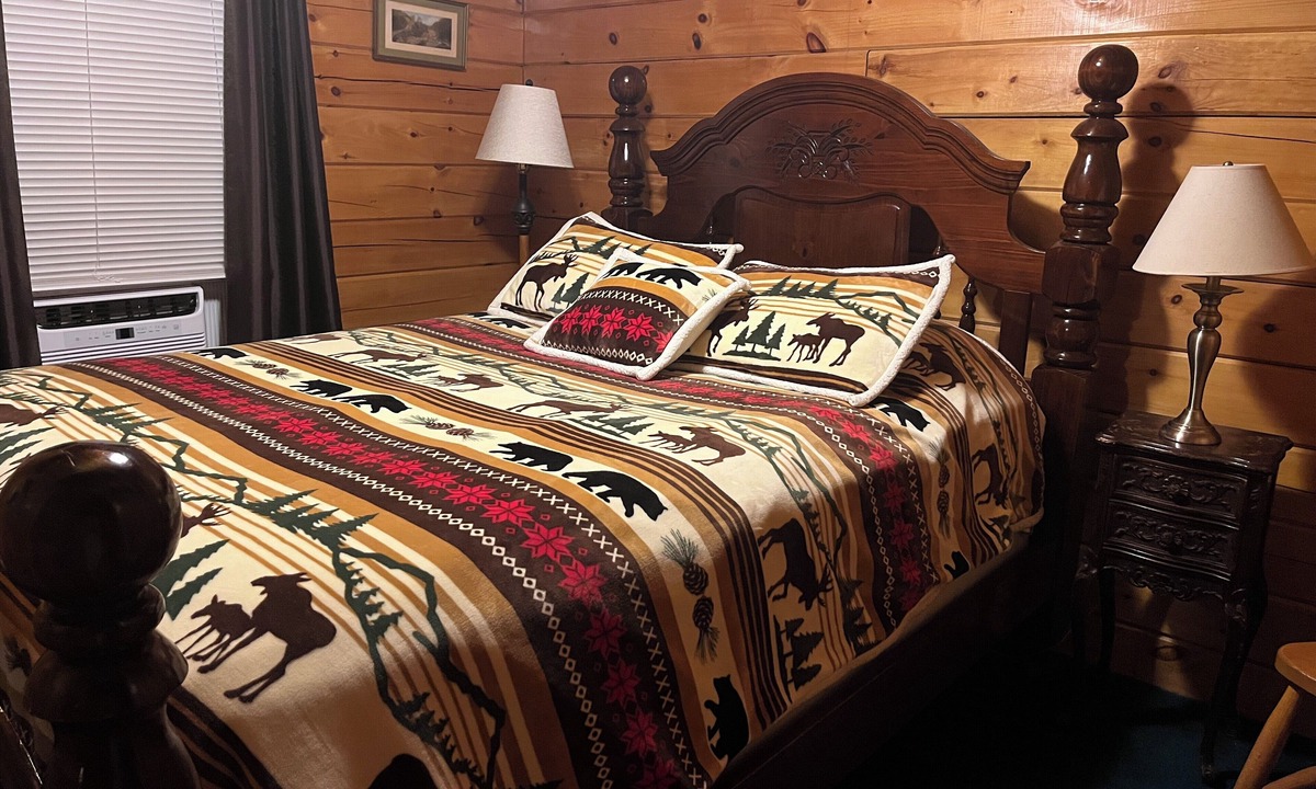 Brownsville Cabin | Log Cabin home with Mt Ascutney views and pool table