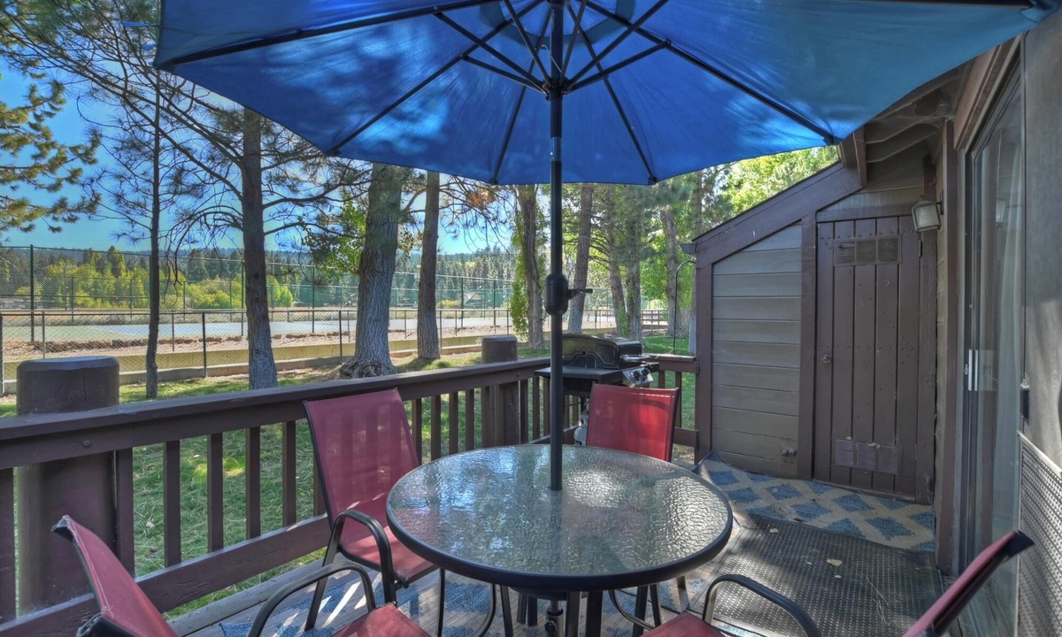 Big Bear Lake Condo | Modern Mountain Design! Pet Friendly! Community Tennis Courts, HOT TUB & Seasonal Pool! Close to Big Bear Marina’s & Village!