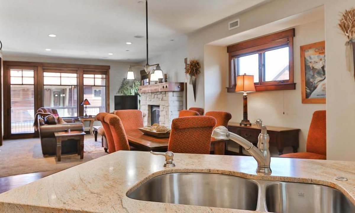 North Park City Condo | Silver Star 701 -Ski In/Ski Out - Sleeps up to 11 - Private Hot Tub