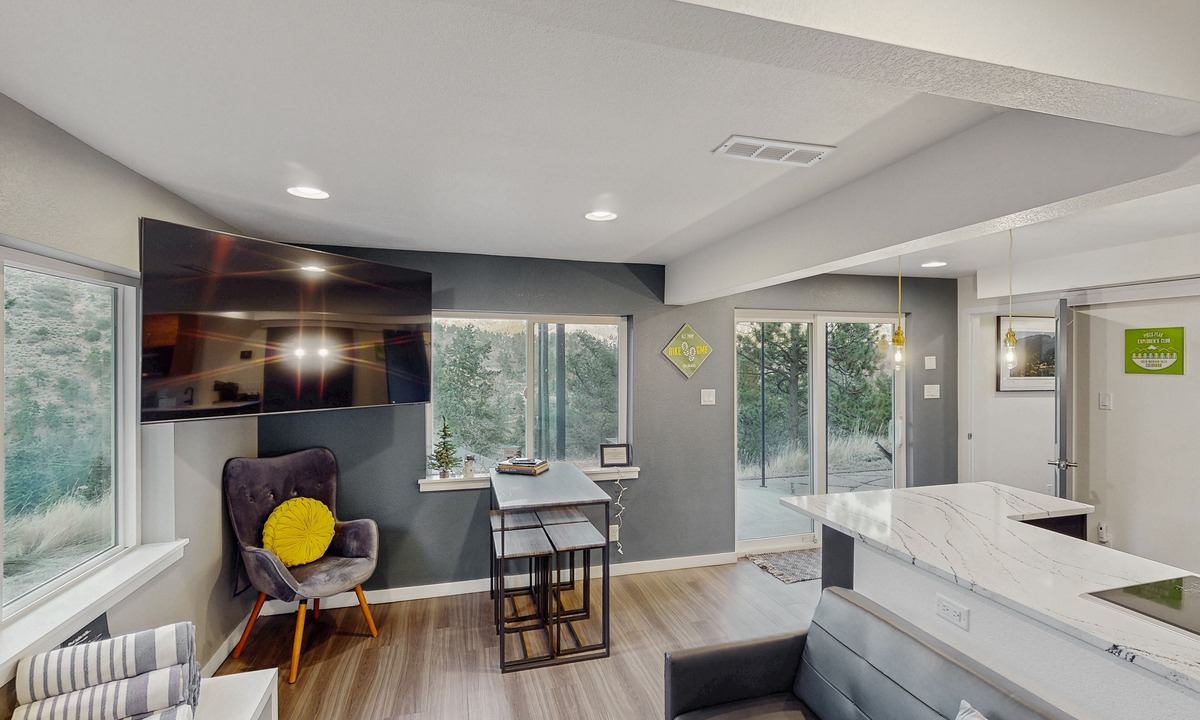 Green Mountain Falls Apartment | Mountainview apartment with private hot tub and dog-friendly perks