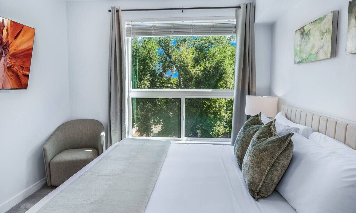 Sugar House Apartment | Sugarhouse! Mountain View 3BR, 2BA Gym, Parking
