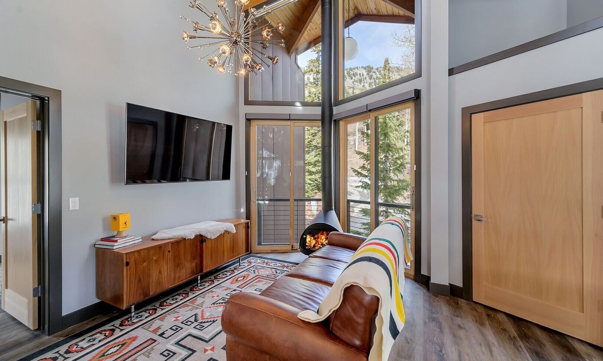 Salt Lake Mountain Resorts Condo | Experience the Epitome of Luxury in this Gorgeous Unit with Hot Tub