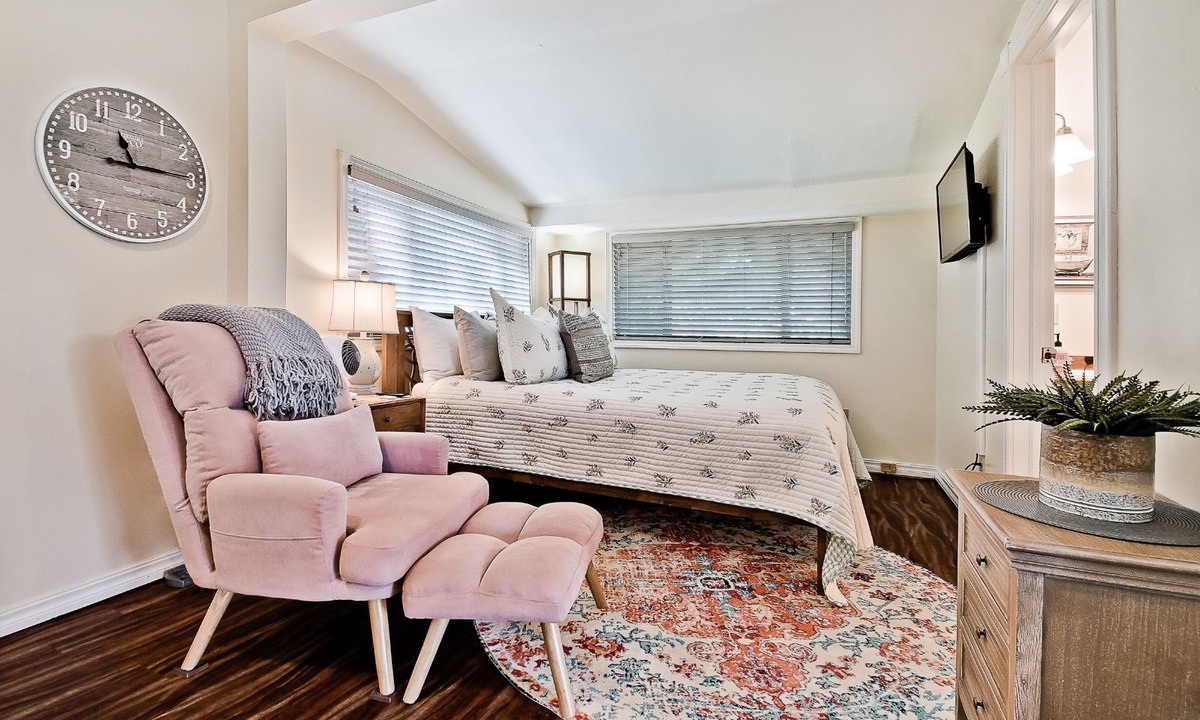 Eureka Springs Cottage | Charming cottage for two in a country setting but close to downtown.