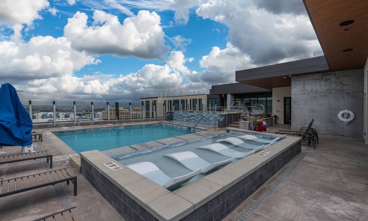 Rio Grande Apartment | City Views! Luxury King bed/gym/pool+HTub/
