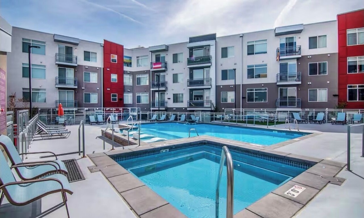 Salt Lake City Condo | @home Near skiResort & downtown-FastWiFi-freeparking-Pool-Hottub-Gym-PETfriendly