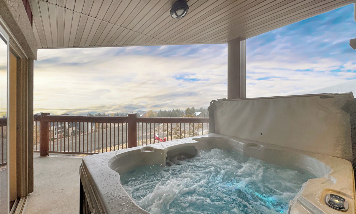 Park City Condo | Luxury Mountain Retreat Hot Tub Views Perfect for Extended Summer Stays