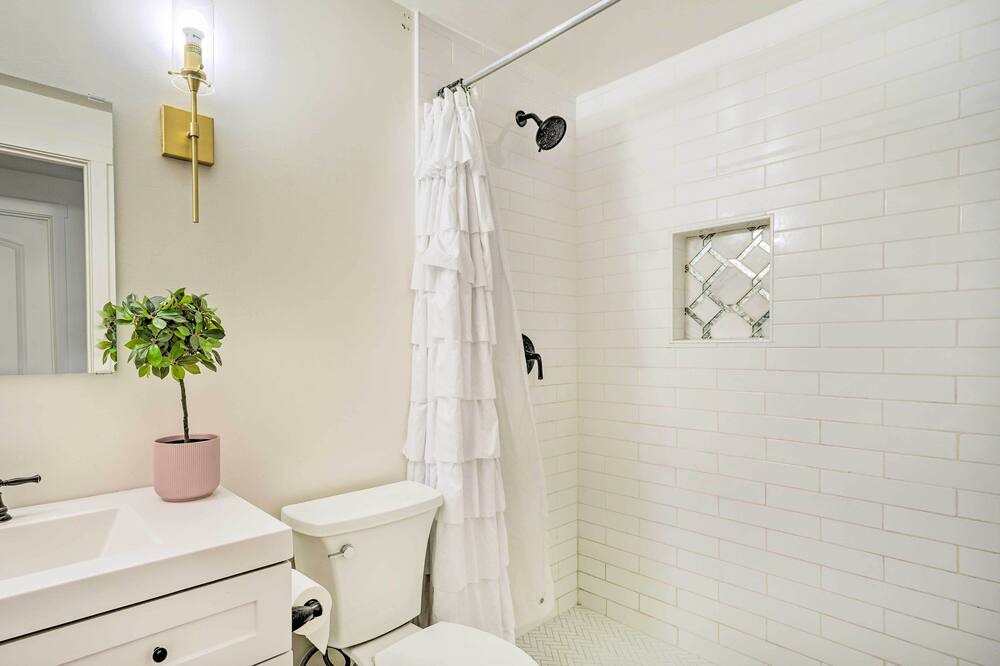Photo of Bathroom in Lake Point