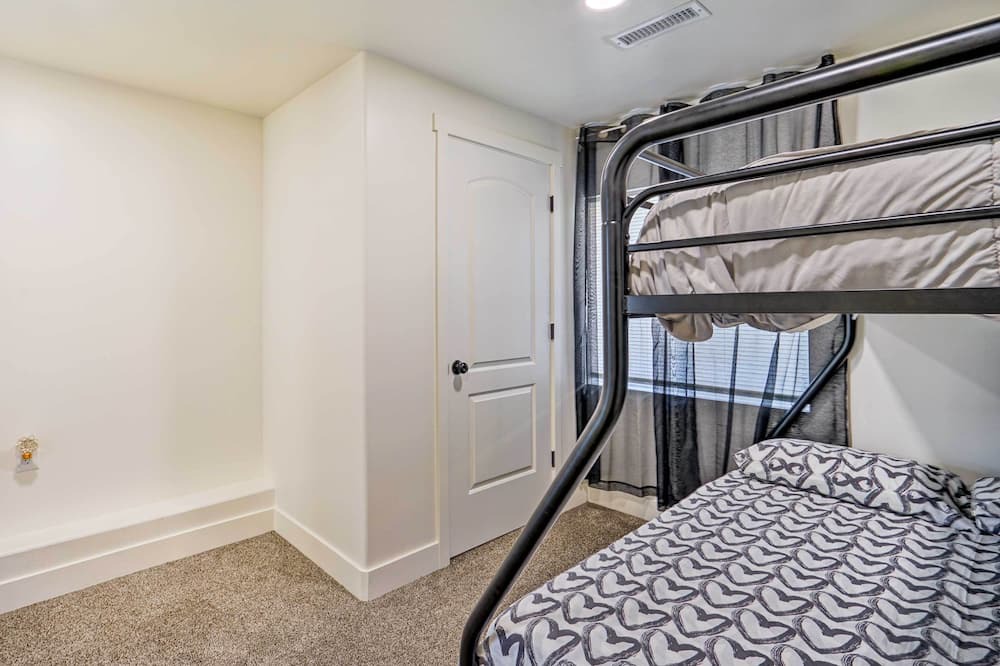 Photo of Bedroom in Lake Point