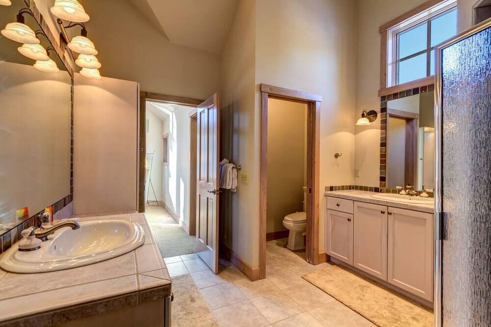 Photo of Bathroom in Warrior's Mark West