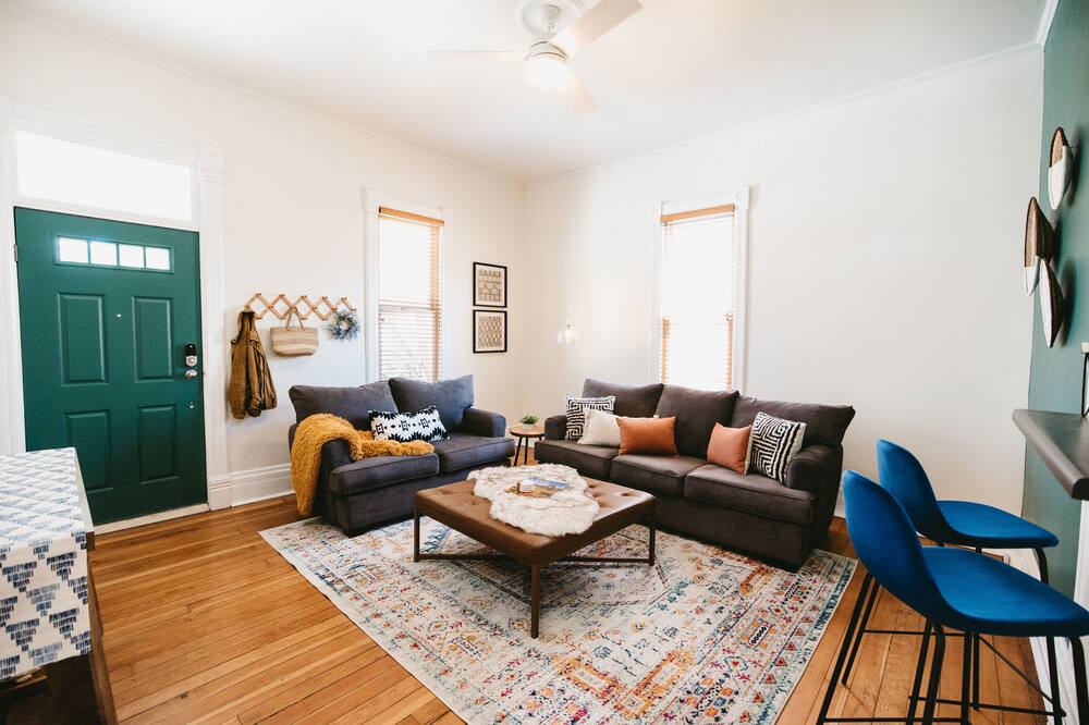Photo of Livingroom in Central City