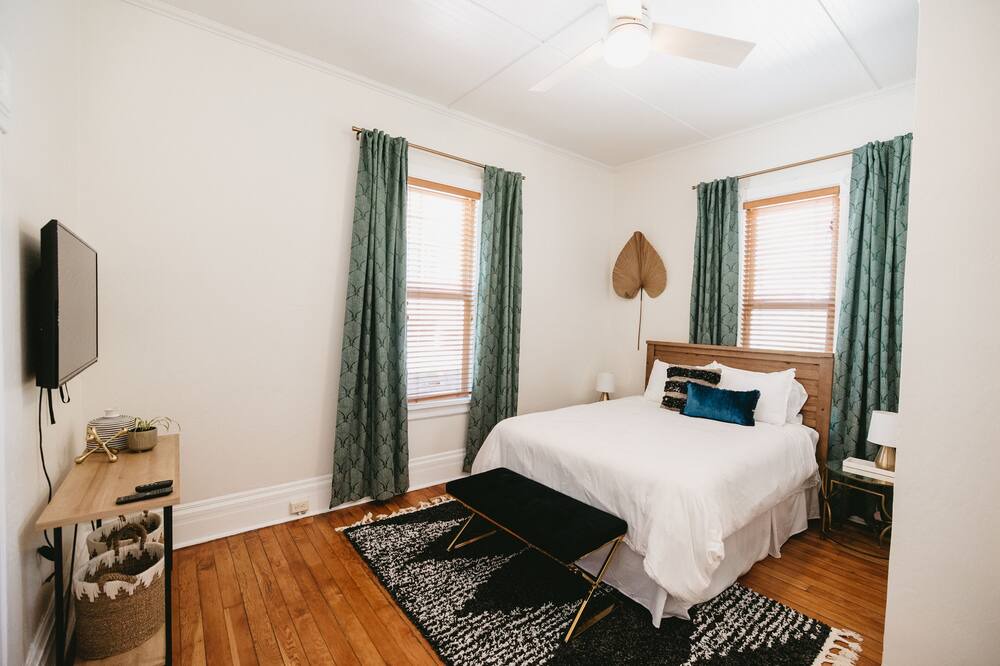 Photo of Bedroom in Central City