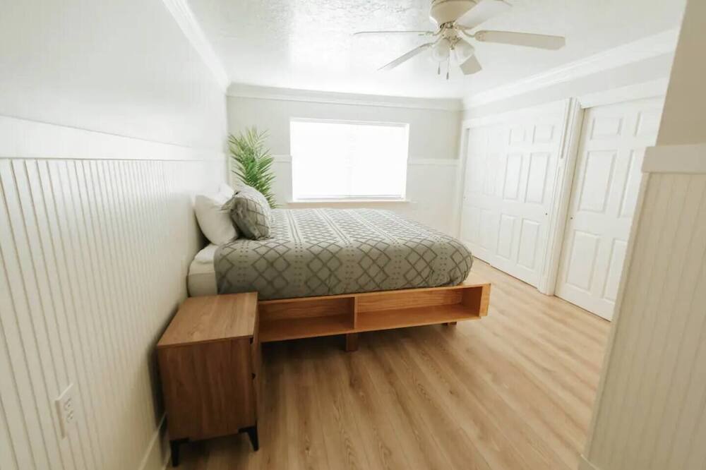Photo of Bedroom in Lakeview