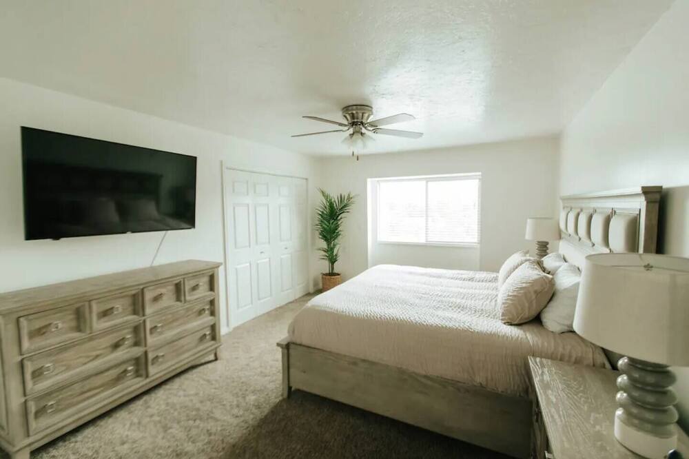 Photo of Bedroom in Lakeview