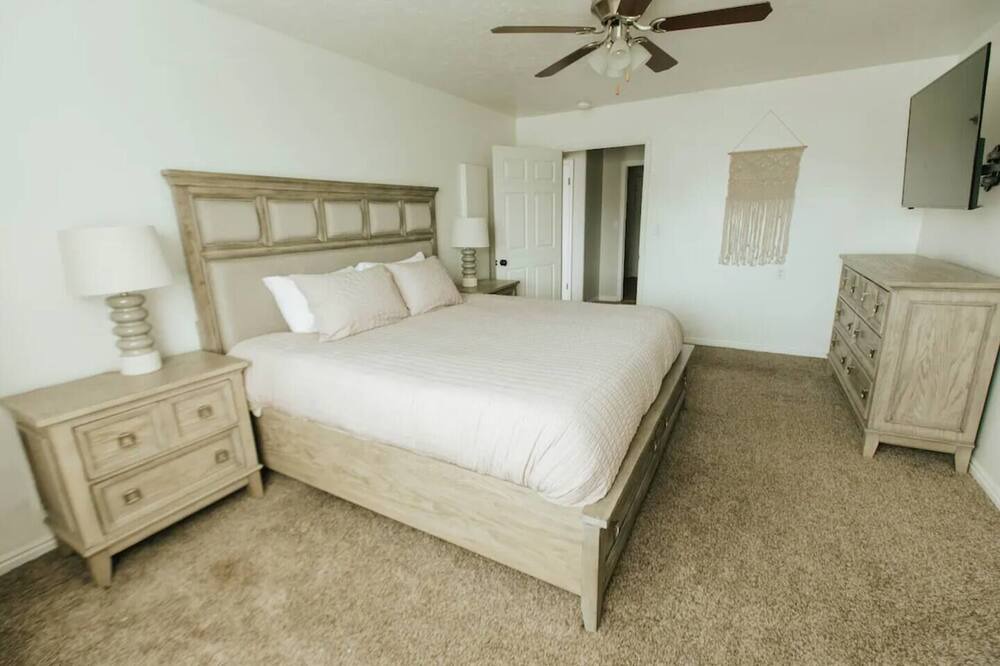 Photo of Bedroom in Lakeview