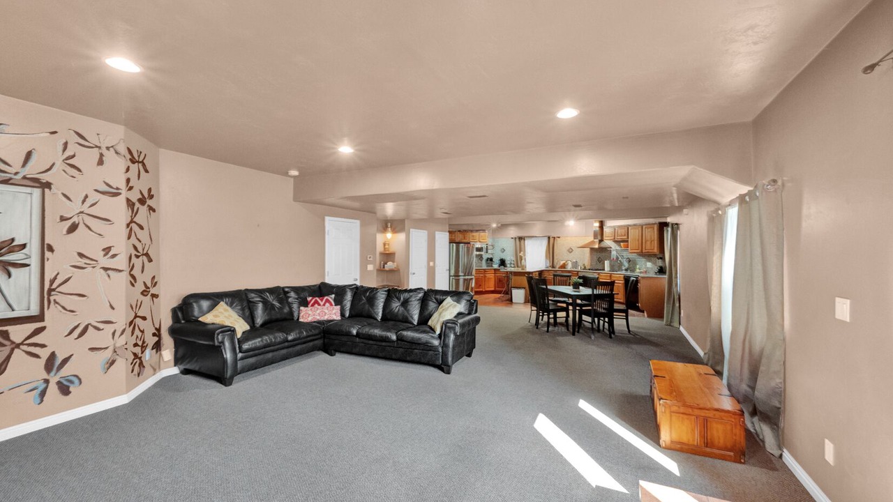 Photo of Livingroom in North Salt Lake