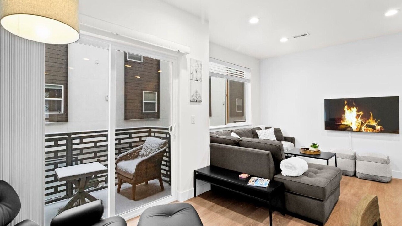 Photo of Livingroom in People's Freeway