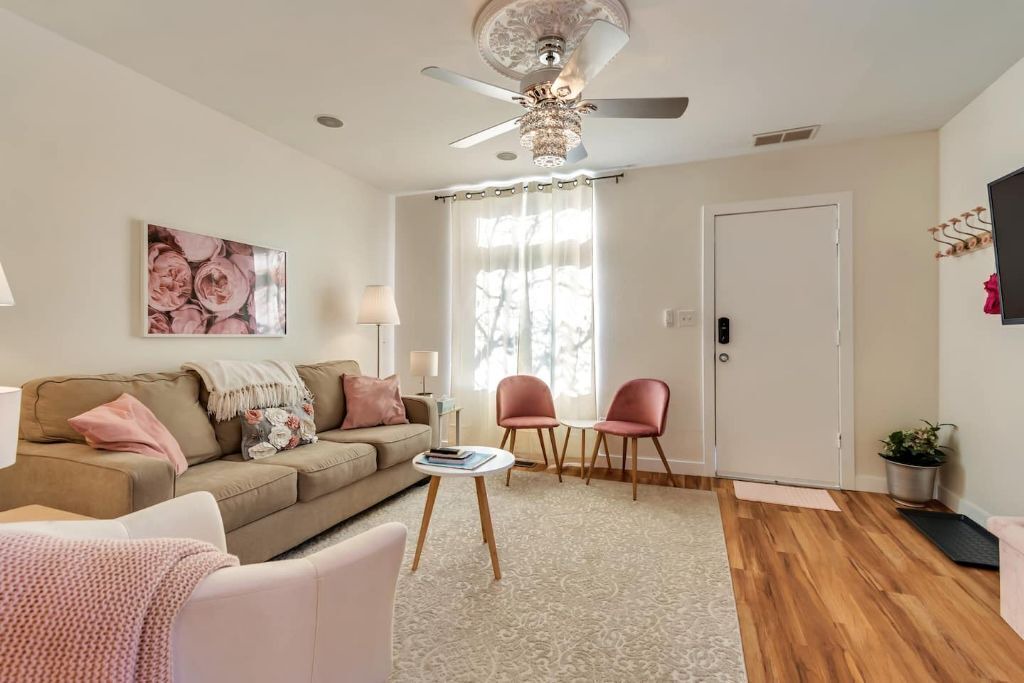 Photo of Livingroom in People's Freeway