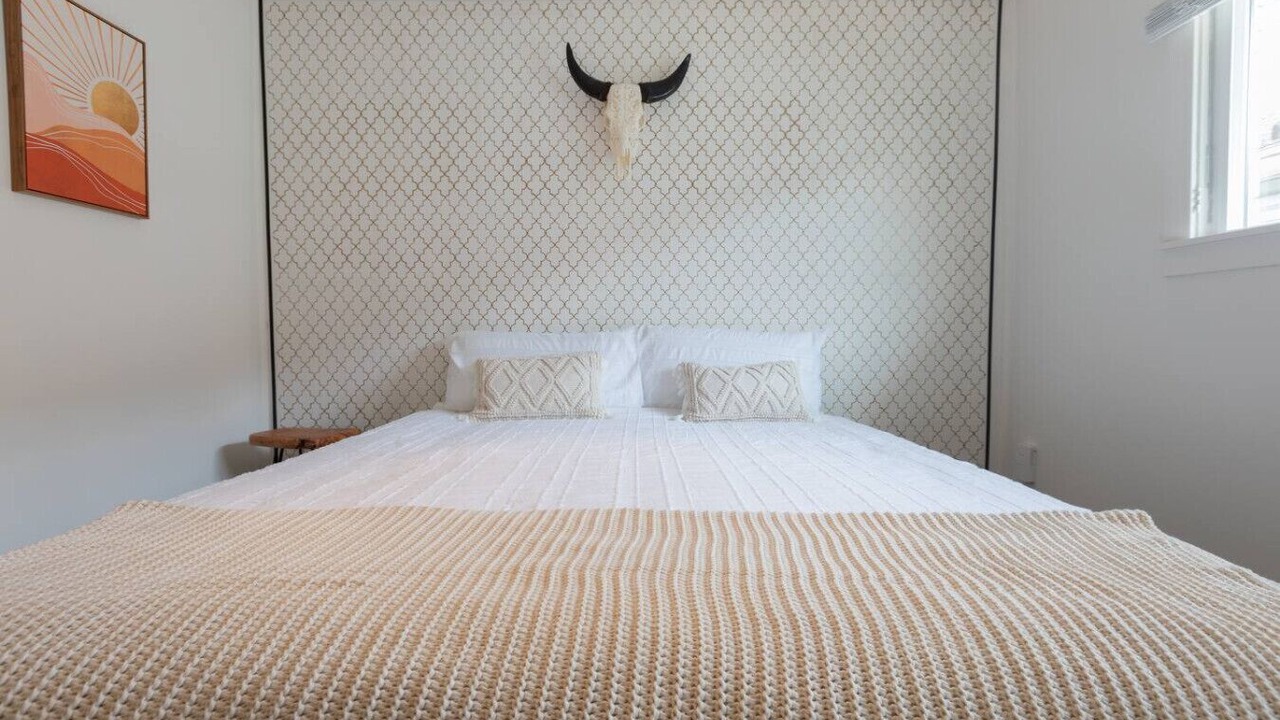 Photo of Bedroom in People's Freeway