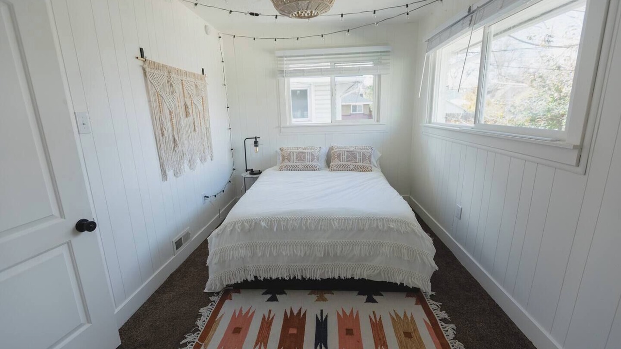Photo of Bedroom in People's Freeway