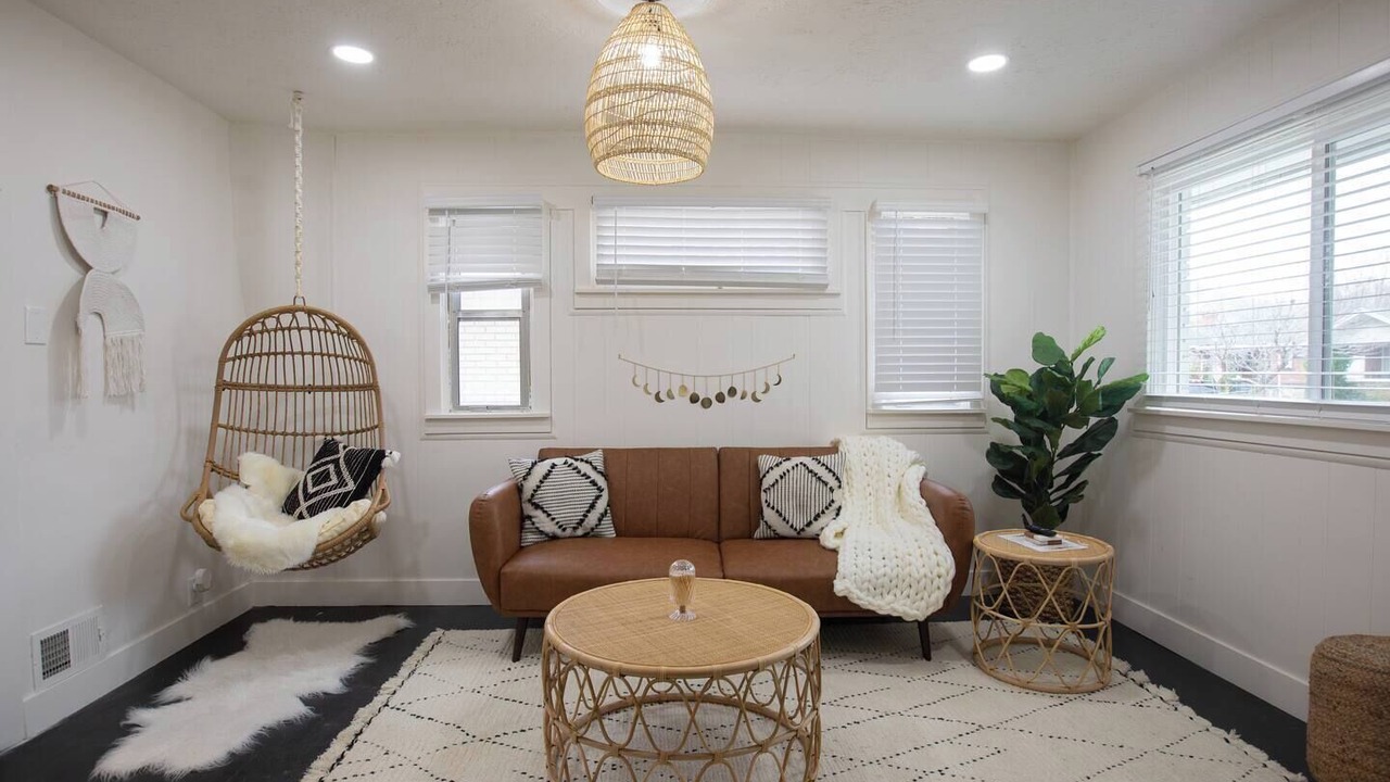 Photo of Livingroom in People's Freeway