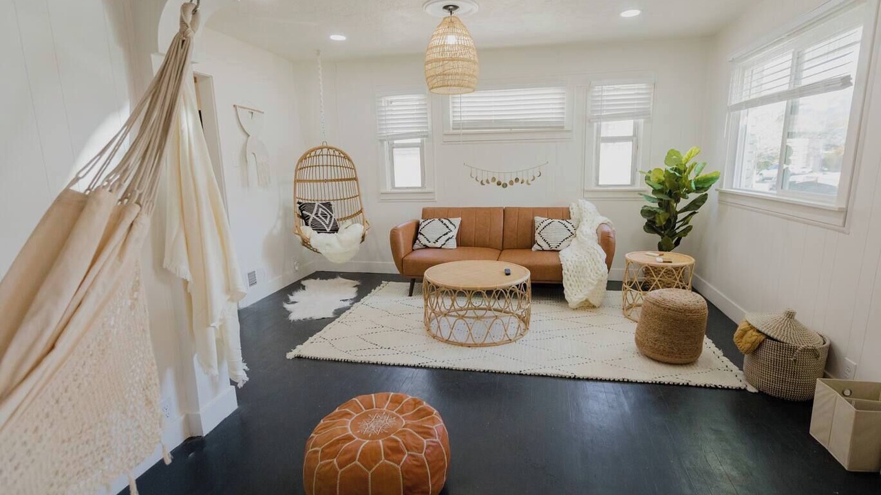 Photo of Livingroom in People's Freeway