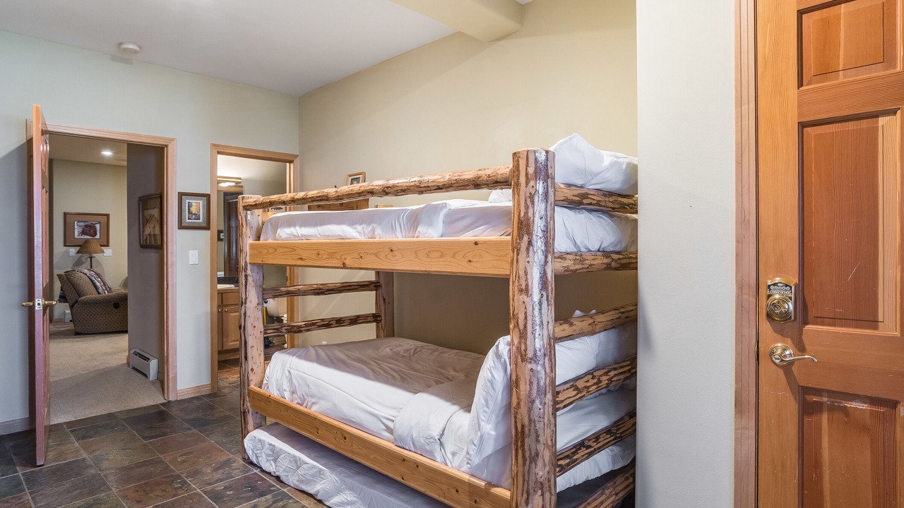 Photo of Bedroom in Peak 8