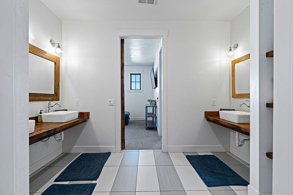 Photo of Bathroom in Garden City