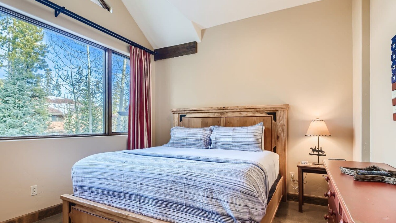Photo of Bedroom in Peak 8