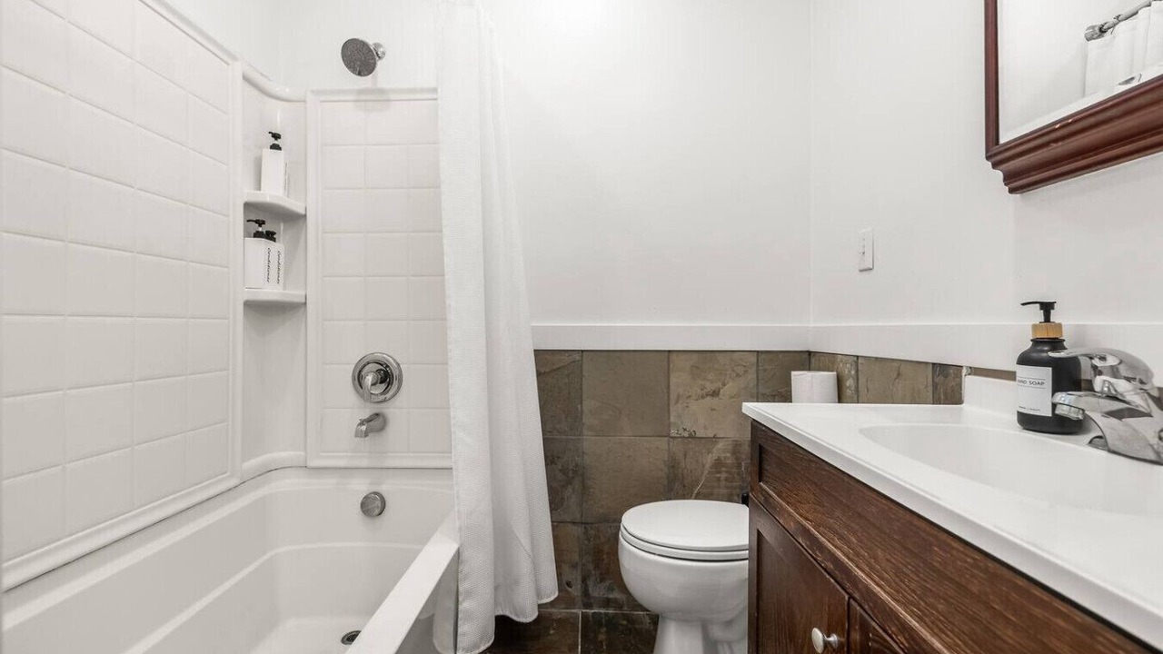 Photo of Bathroom in Lakeview