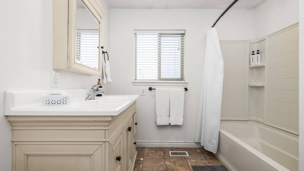 Photo of Bathroom in Lakeview