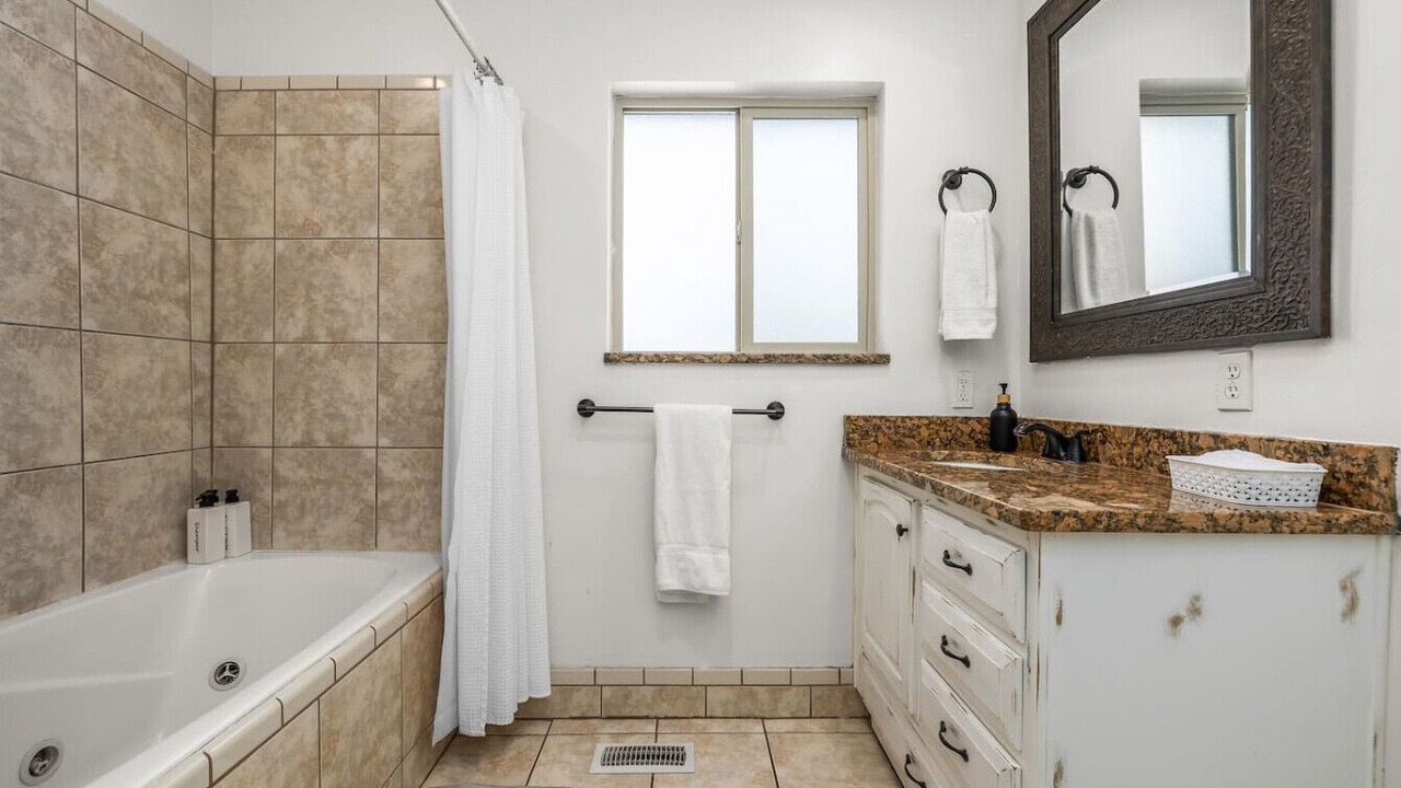 Photo of Bathroom in Lakeview