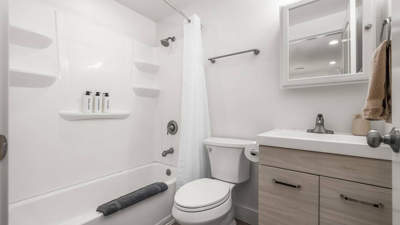 Photo of Bathroom in Lakeview