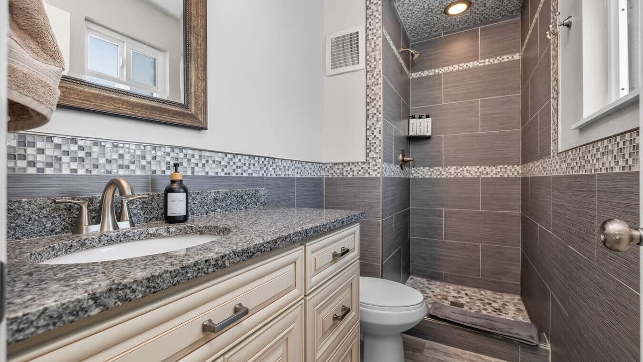 Photo of Bathroom in Lakeview