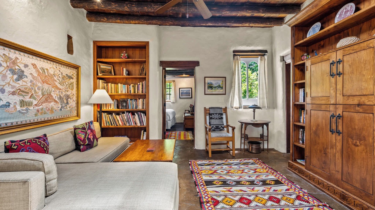 Photo of Livingroom in Historic Eastside