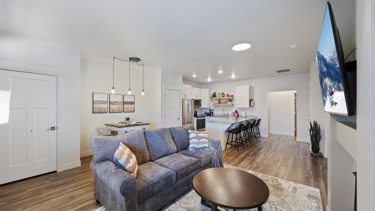 Photo of Livingroom in Midway