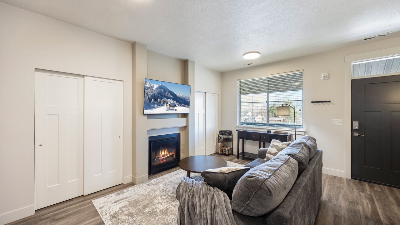Photo of Livingroom in Midway