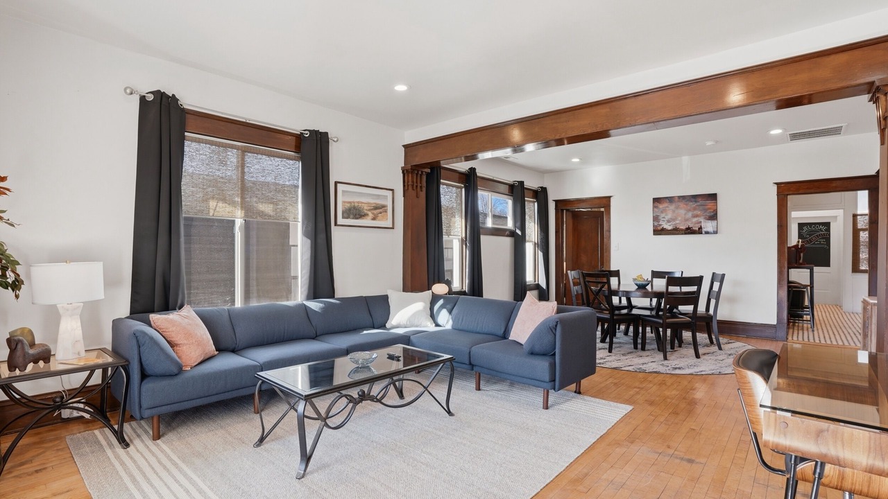 Photo of Livingroom in Central City