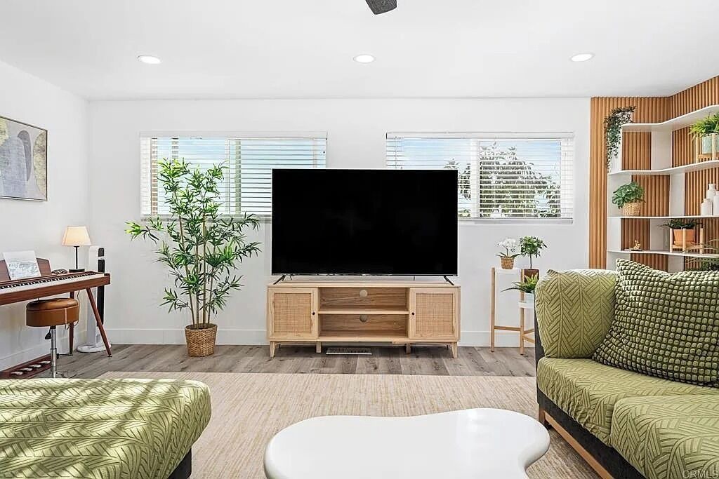 Photo of Livingroom in East Grove
