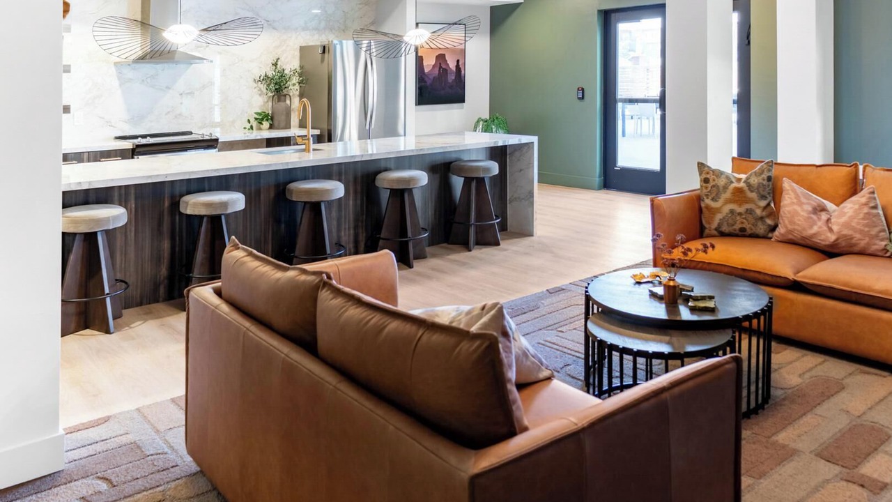 Photo of Livingroom in People's Freeway