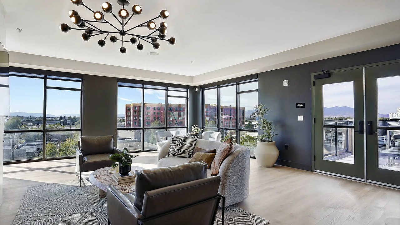 Photo of Livingroom in People's Freeway
