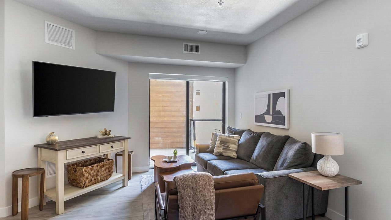 Photo of Livingroom in People's Freeway