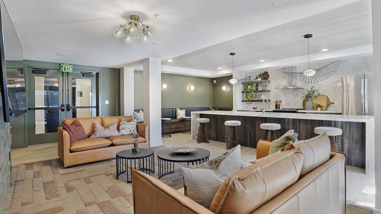 Photo of Livingroom in People's Freeway