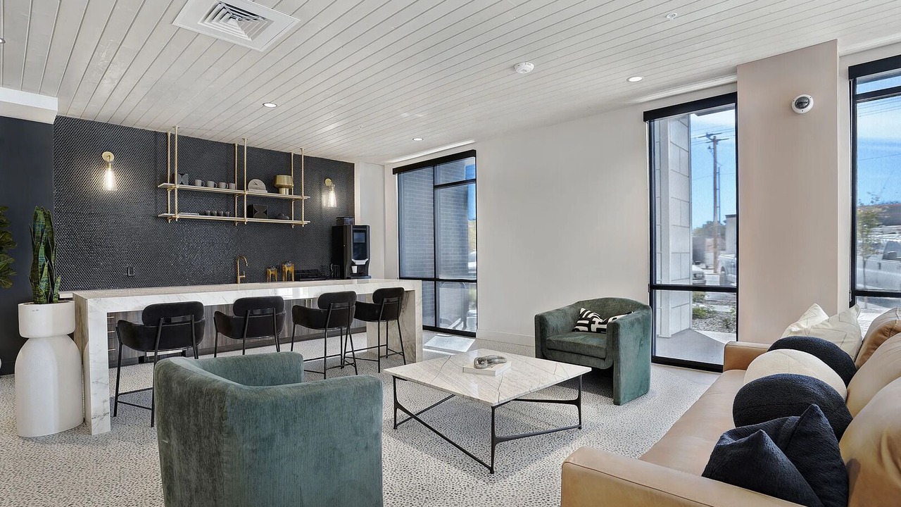Photo of Livingroom in People's Freeway