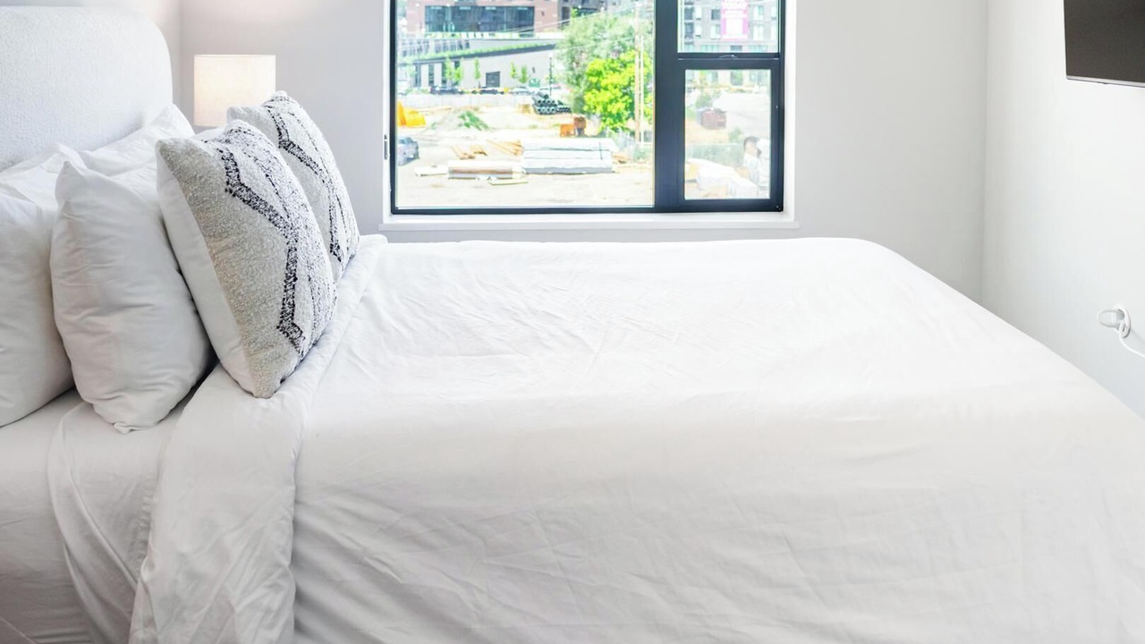 Photo of Bedroom in People's Freeway